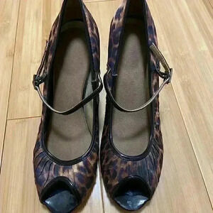 PRE-OWNED
MOLLIE LEOPARD print, peep toe pumps, Size 8.5 - pre-owned